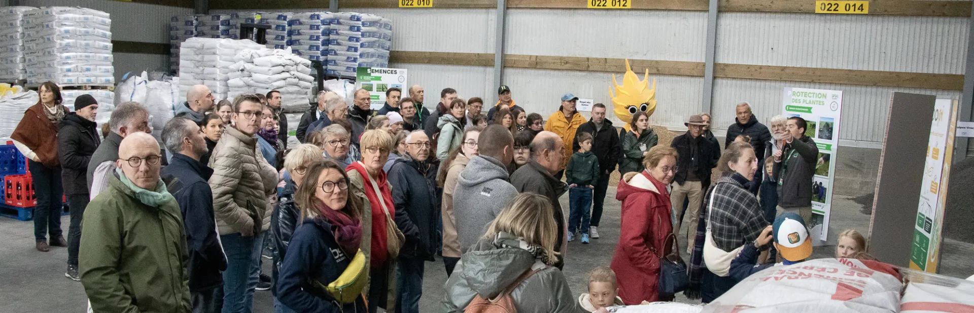 photo d'un groupe de personne lors de la présentation d'une ligne produit dans le hangar au dépot de Meux