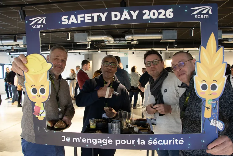photo représentant quelques employés avec le cadre photo safety day