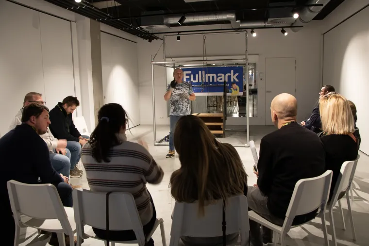 photo représentant le groupe assis pendant un atelier présenté par Fullmark