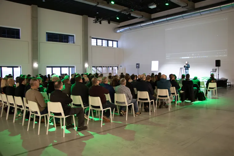 Photo de groupe assis lors d'une conférence au Safety Day